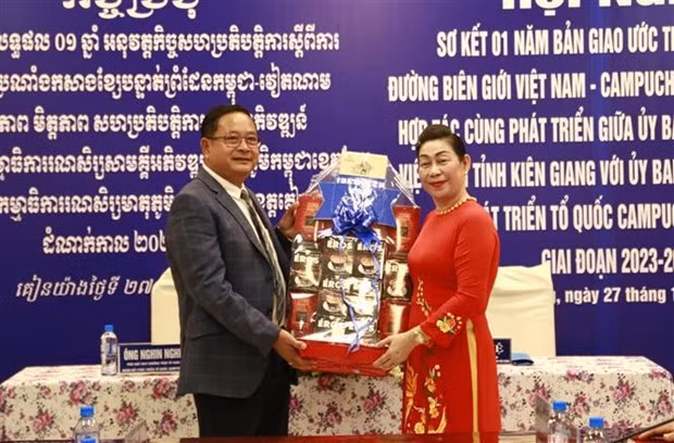 Provincias vietnamita y camboyana revisan esfuerzos de desarrollo fronterizo ảnh 1