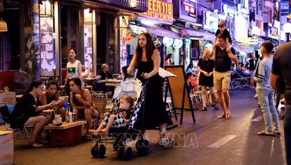 Lanzan primer recorrido nocturno por autobús en Ciudad Ho Chi Minh ảnh 1