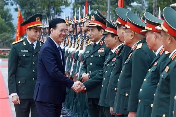 Presidente vietnamita inspecciona preparación combativa de unidad militar ảnh 1