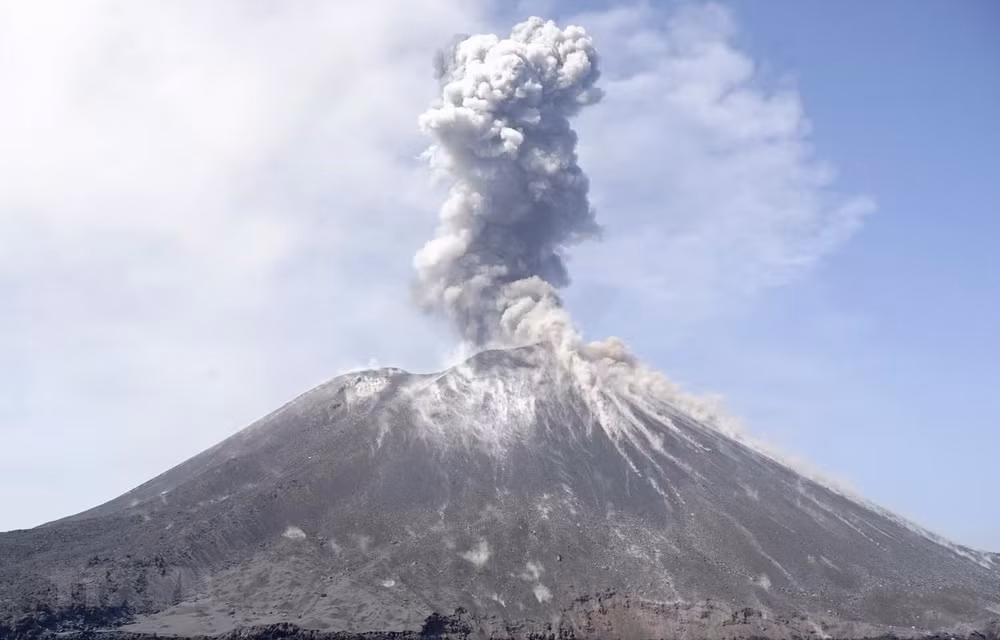 Instalará Indonesia sistema de alerta de tsunami cerca del volcán Krakatau ảnh 1