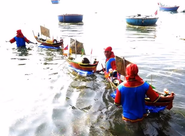 Ceremonia en honor a soldados de flotilla marina Hoang Sa en Quang Ngai ảnh 1