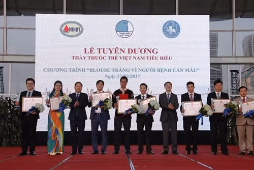 Honran a los 10 jóvenes médicos más sobresalientes de Vietnam ảnh 1