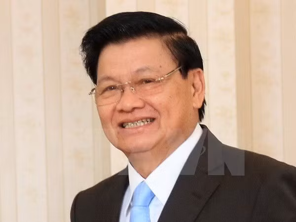 Premier laosiano llega a Vietnam para reunión del comité intergubernamental ảnh 1
