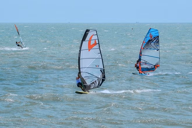 Concluye Torneo Internacional de Windsurf en provincia vietnamita ảnh 1