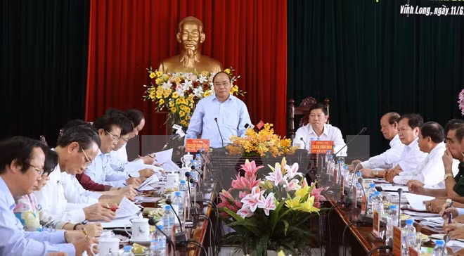 Premier inspecciona la reestructuración agrícola en Vinh Long ảnh 1