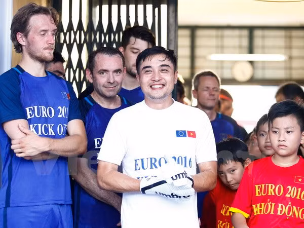 Partido amistoso de fútbol consolida relaciones Vietnam - UE ảnh 1