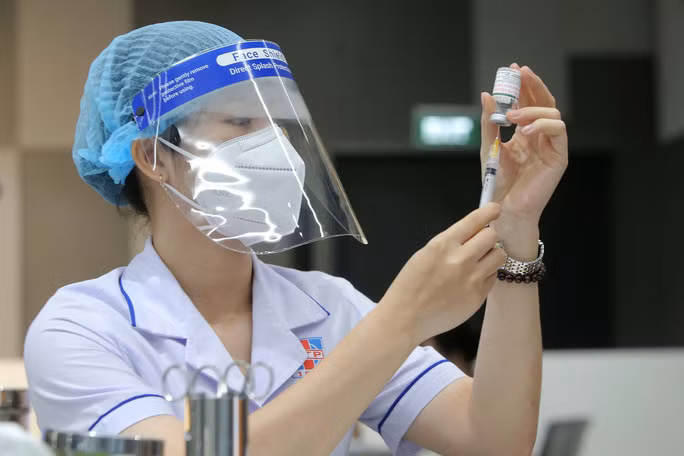 Amplía Vietnam mayor campaña de vacunación para frenar COVID-19 ảnh 2
