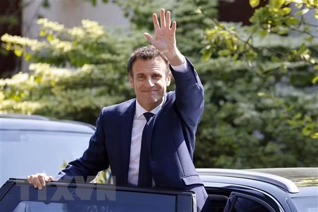 Dirigentes de Vietnam felicitan a Emmanuel Macron por su reelección como presidente francés ảnh 1