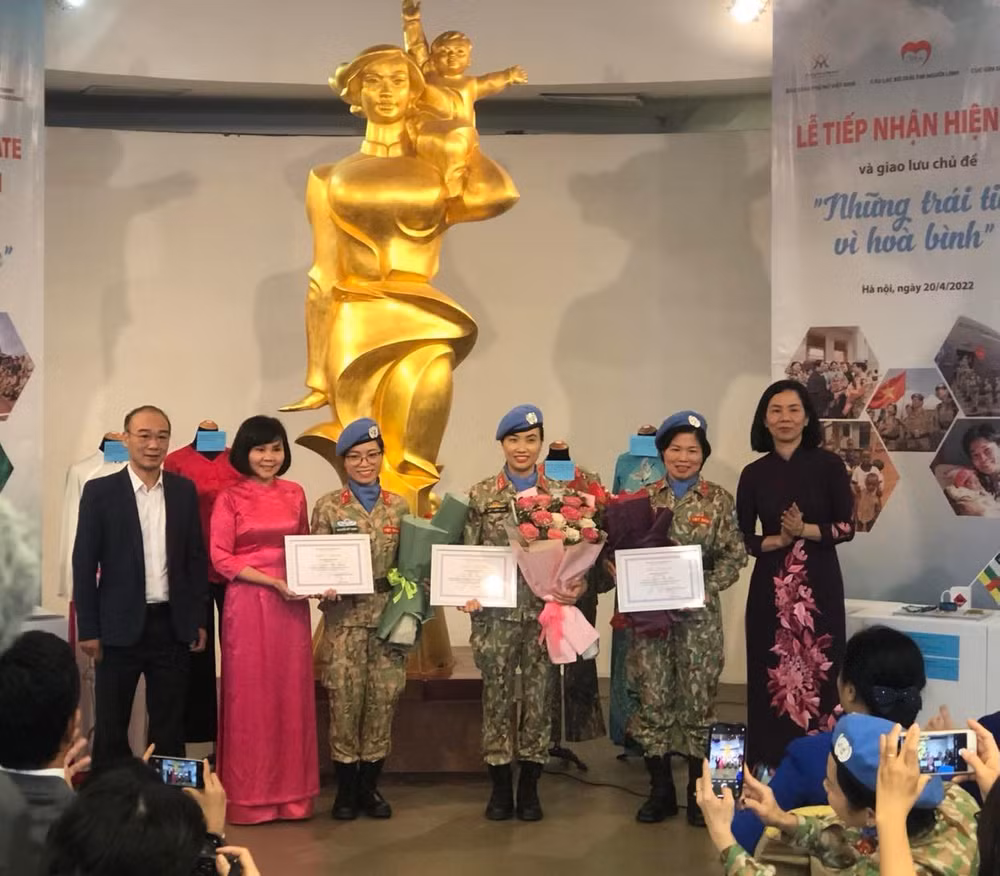 Museo de mujer vietnamita recibe artefactos entregados por cascos azules ảnh 3