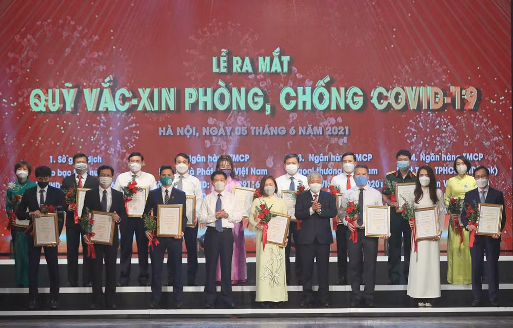 Vietnamitas se unen en lucha contra el COVID-19 ảnh 1