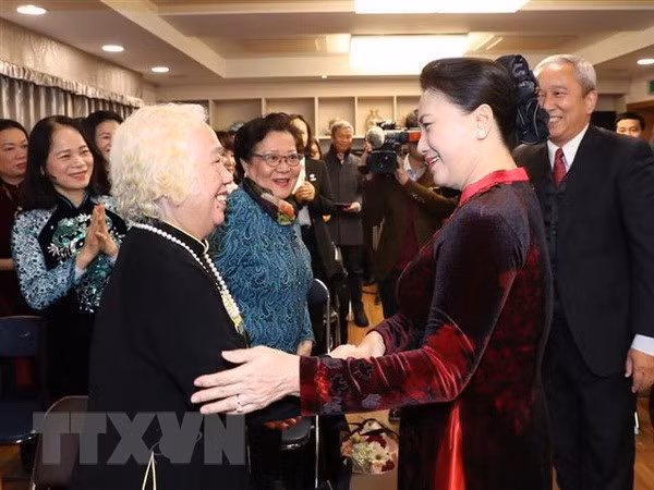 Presidenta del Parlamento de Vietnam dialoga con coterráneos en Corea del Sur ảnh 1