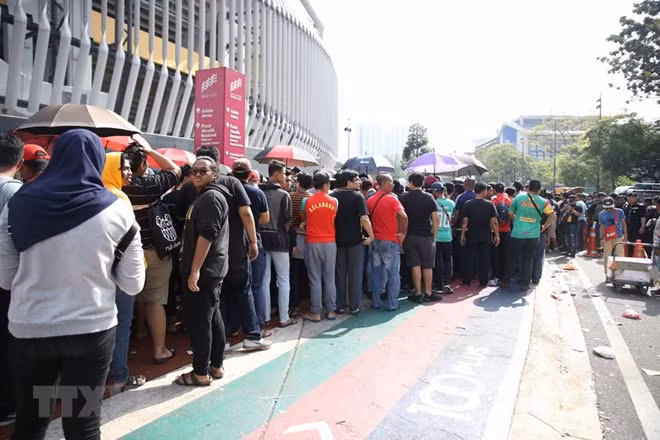 Hinchas formas largas filas por entradas para la final entre Vietnam y Malasia ảnh 1