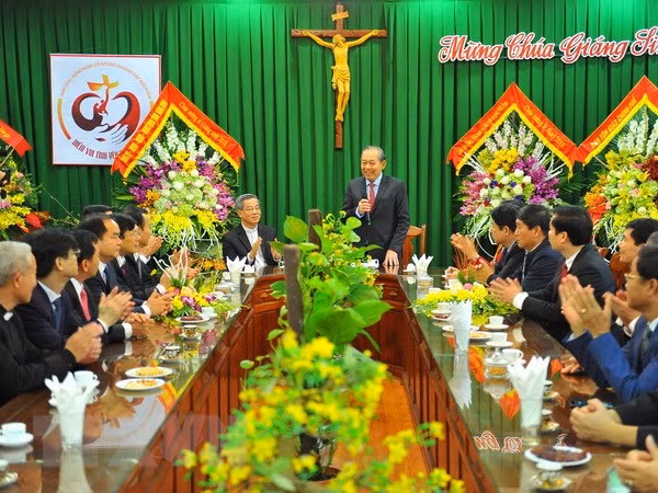 Dirigentes vietnamitas continúan felicitando a comunidad católica por Navidad ảnh 1