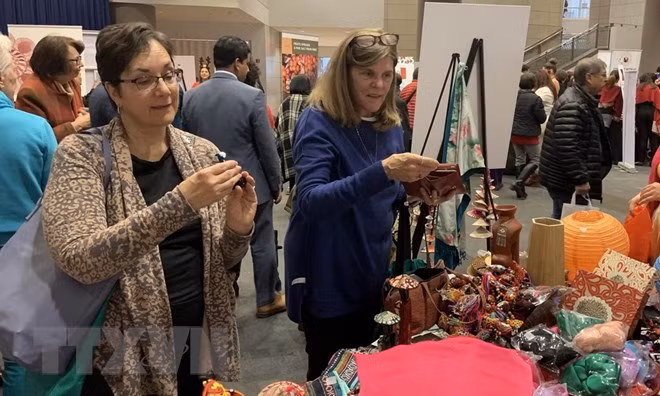 Productos artesanales de Vietnam presentados en feria internacional en Milán ảnh 1
