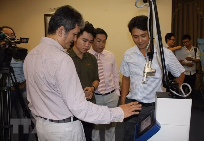 Empresa vietnamita lanza equipos quirúrgicos con láser micropunto ảnh 1
