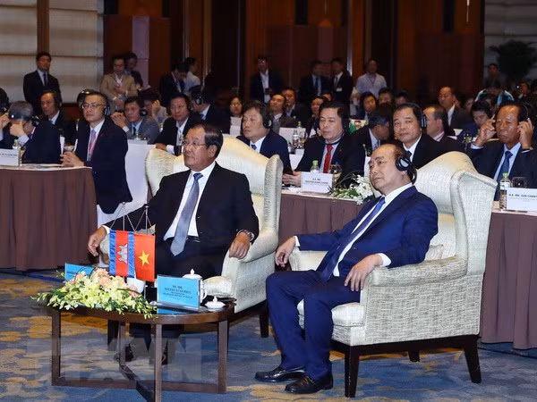 Premieres de Vietnam y Camboya asisten a foro empresarial binacional en Hanoi ảnh 1