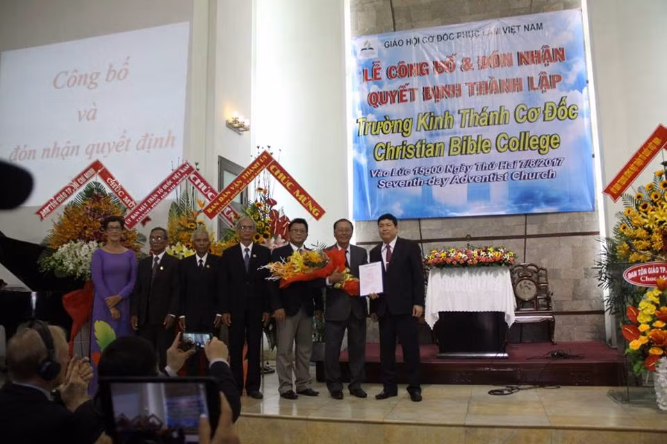 Inauguran primer curso de Escuela Bíblica Cristalina en Vietnam ảnh 1