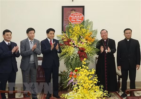 Arzobispo de Arquidiócesis de Hanoi apoya lazos entre comunidad religiosa y gobierno local ảnh 1