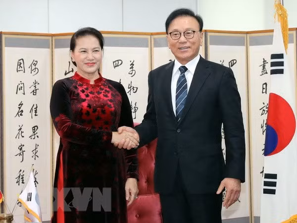 Dirigente parlamentaria se reúne con cónsul general honorario de Vietnam en Busan ảnh 1