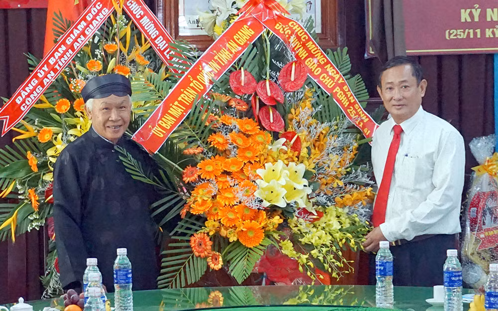 Felicitan aniversario 99 de natalicio del fundador de secta budista vietnamita Hoa Hao ảnh 1