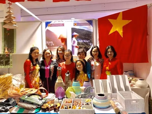 Vietnam participa en feria caritativa en Ucrania ảnh 1