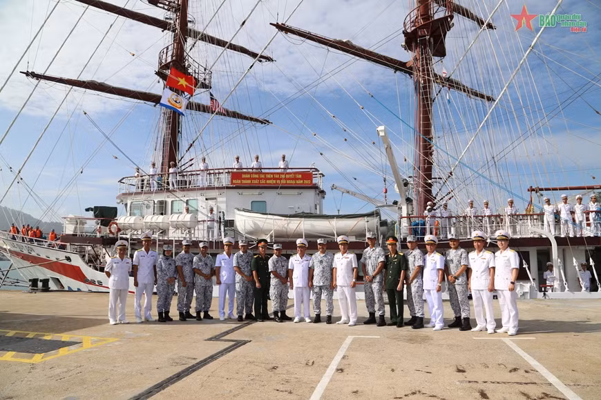 Buque escuela de vela Le Quy Don arriba a puerto malasio de Lumut ảnh 2