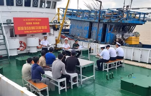 Rescatan siete pescadores vietnamitas accidentados en el mar ảnh 1