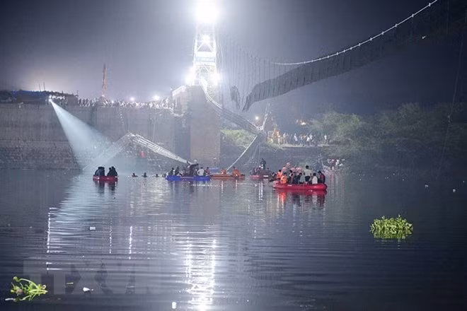 Líderes vietnamitas expresan condolencias a la India por colapso del puente ảnh 1