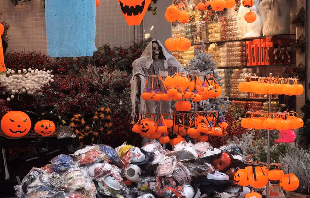 Mercado de juguetes de Halloween recobra su brío habitual en Hanoi ảnh 1