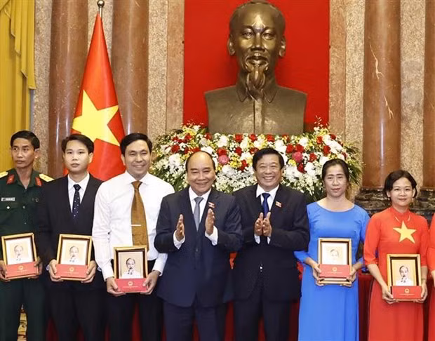 Presidente se reúne con destacados del movimiento de emulación patriótica de Vinh Long ảnh 1
