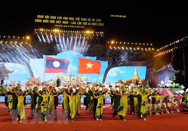 Revista laosiana aplaude solidaridad entre Vietnam y Laos ảnh 2