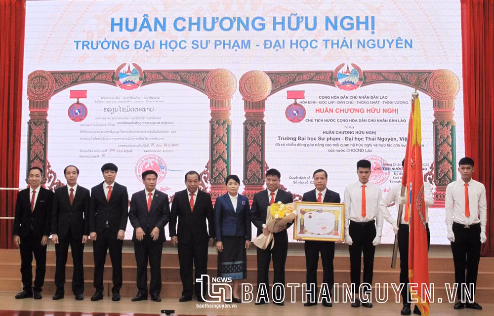 Entregan Orden de Amistad de Estado de Laos a la universidad vietnamita ảnh 1