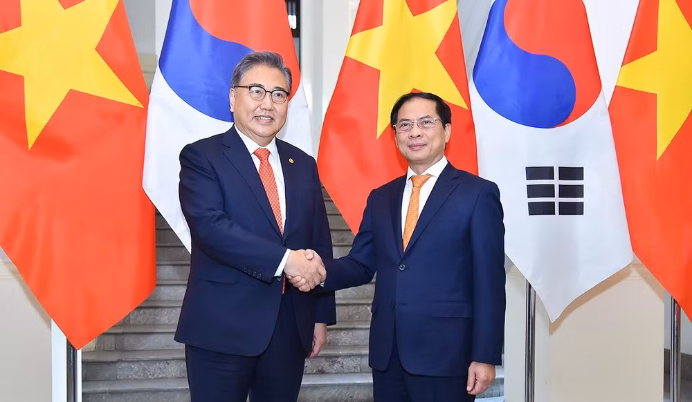 Canciller vietnamita recibe a su homólogo surcoreano Park Jin ảnh 1