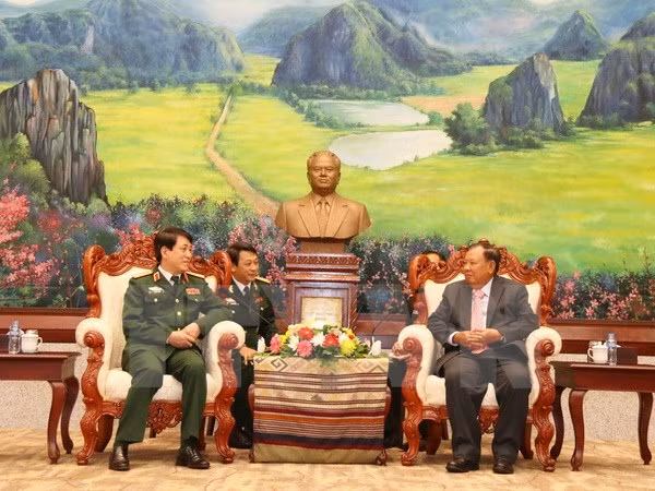 Líder laosiano promete respaldar cooperación militar con Vietnam ảnh 1