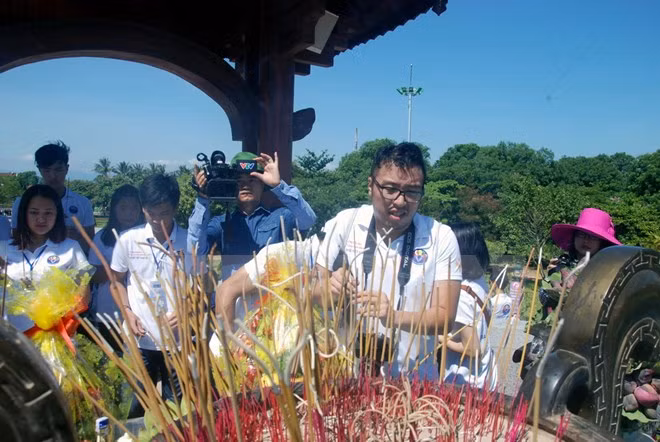 Jóvenes vietnamitas en ultramar rinden homenaje a mártires en Quang Tri ảnh 1