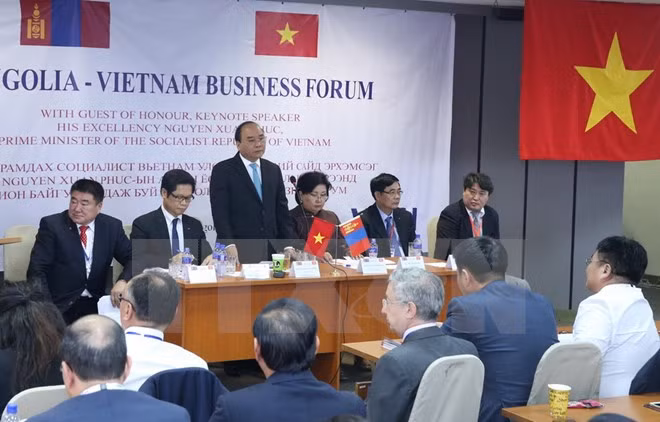 Premier vietnamita asiste al Foro Empresarial Vietnam-Mongolia ảnh 1