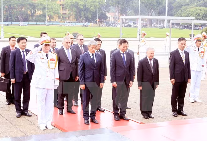 Concluye primer ministro rumano visita oficial a Vietnam ảnh 1