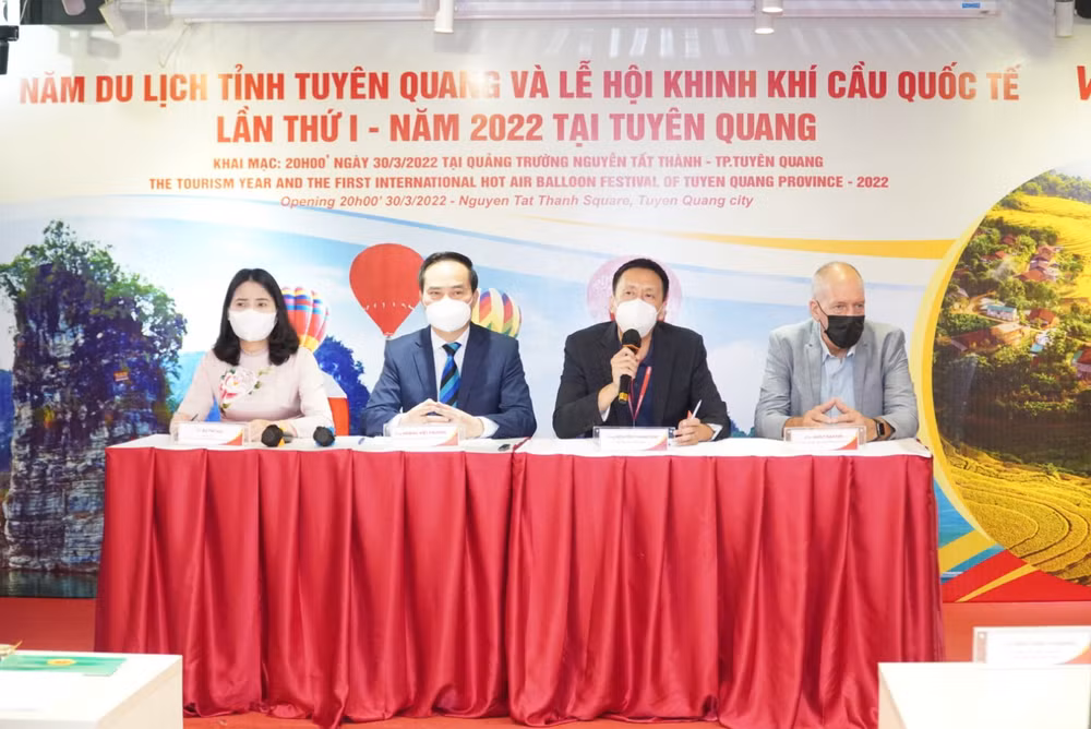Vietjet acompaña al Festival Internacional de Globos Aerostáticos de Tuyen Quang ảnh 1
