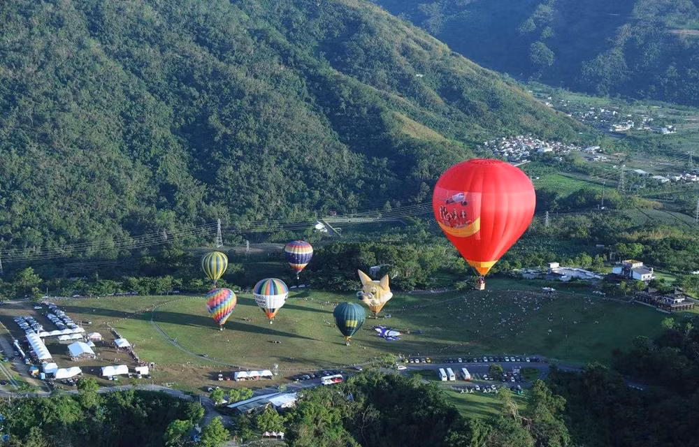 Inauguran primera edición del Festival Internacional de Globos Aerostáticos en Tuyen Quang ảnh 1