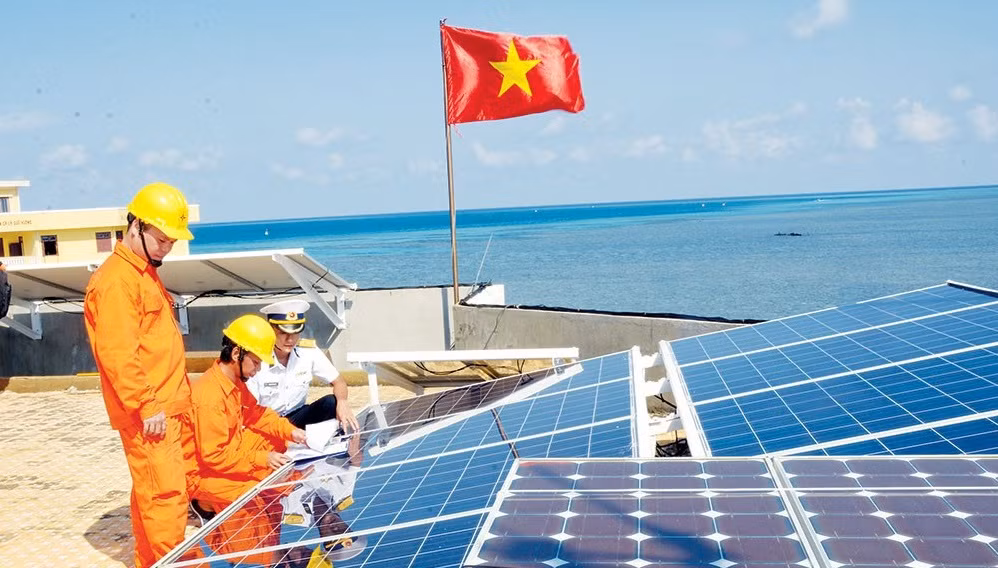 EVN refuerza suministro de electricidad para archipiélago Truong Sa ảnh 1