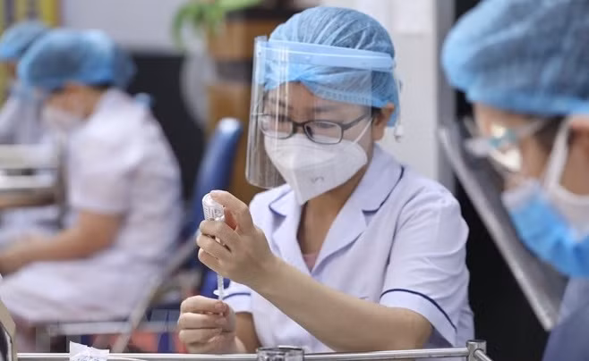 Mirada retrospectiva a logros de Vietnam tras un año del despliegue de mayor campaña de vacunación ảnh 1