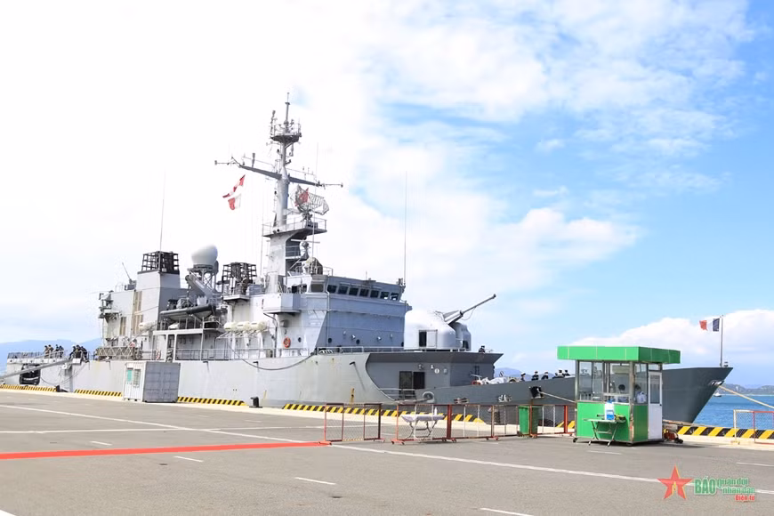Fragata de la Marina francesa realiza visita a provincia vietnamita de Khanh Hoa ảnh 1