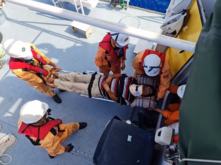 Fuerza de rescate vietnamita traslada a pescador accidentado en alta mar ảnh 1