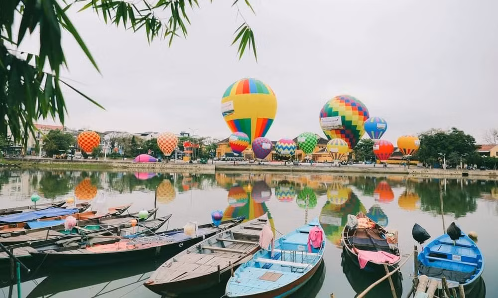 Inauguran festival de globos aerostáticos en ciudad antigua vietnamita ảnh 1 Inauguran festival de globos aerostáticos en ciudad antigua vietnamita ảnh 1