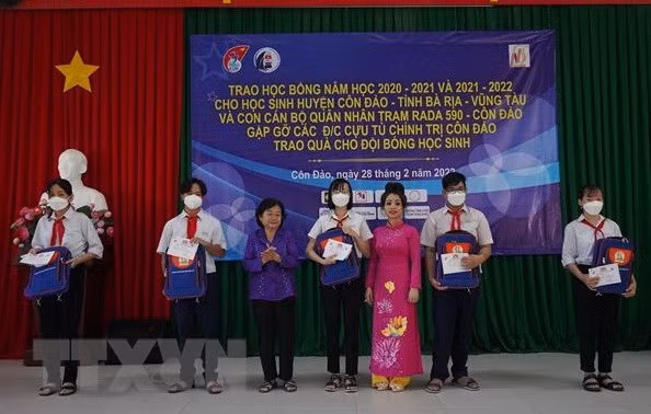 Otorgan becas a estudiantes desfavorecidos en isla vietnamita de Con Dao ảnh 1