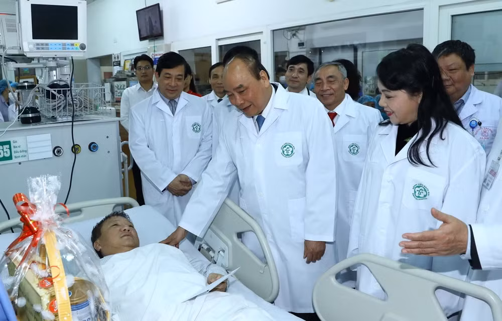 Califica premier de Vietnam a los médicos como “héroes silenciosos” ảnh 1 Califica premier de Vietnam a los médicos como “héroes silenciosos” ảnh 1