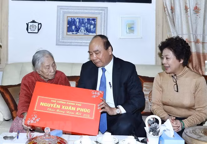 Premier de Vietnam destaca aportes de los ex líderes del Partido y del Estado ảnh 1