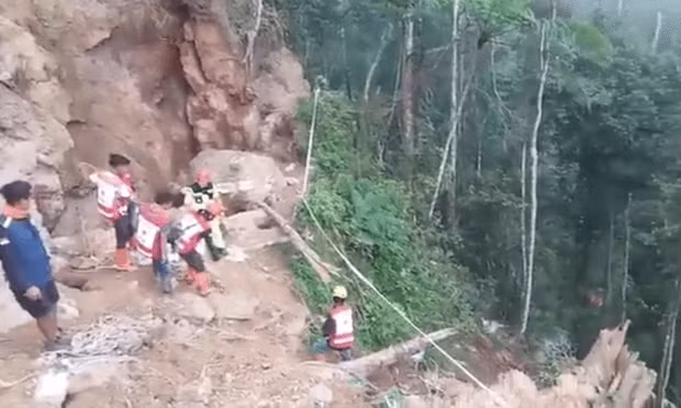 Decenas de personas enterradas tras derrumbe en una mina de Indonesia ảnh 1