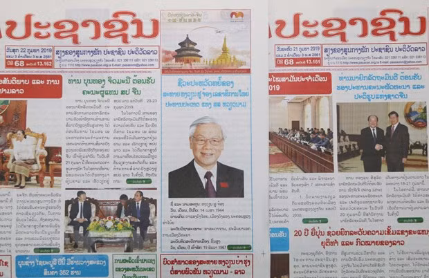 Prensa laosiana acapara la visita del máximo dirigente político de Vietnam ảnh 1