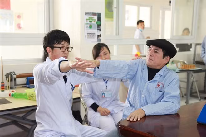 Médico japonés Iizuka Kazuhiro con pacientes vietnamitas en Thanh Hoa ảnh 1